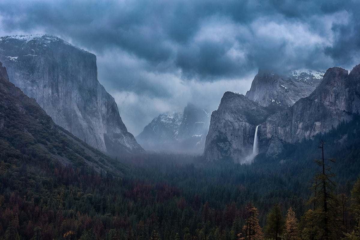 photo-wallpaper-amidst-a-thunderstorm