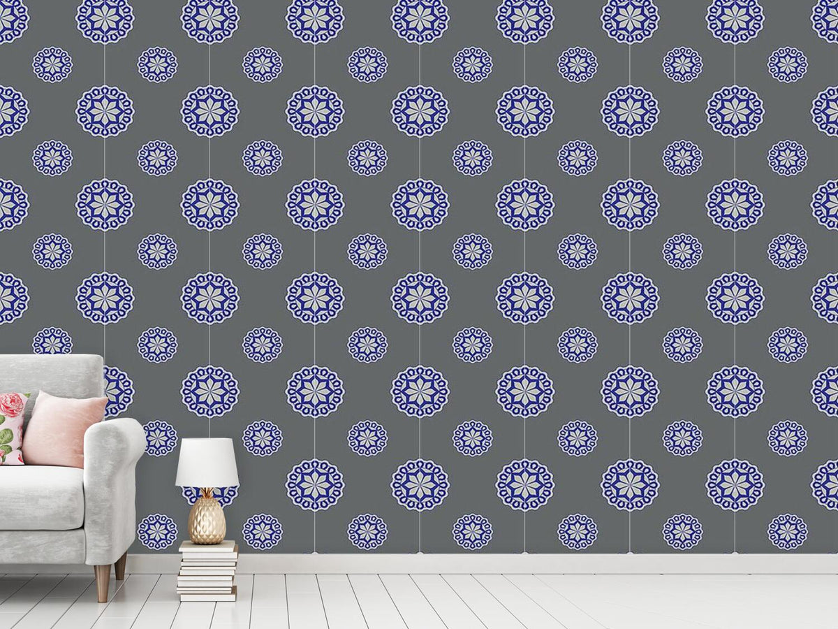 patterned-wallpaper-flower-emblem